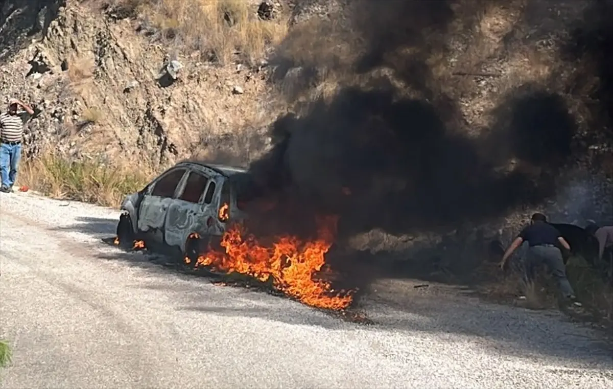 Antalya’da Otomobil Yangını Kısa Sürede Söndürüldü