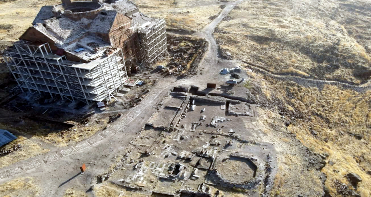 Bakan Ersoy duyurdu: Ani kazılarında Selçuklu kümbeti bulundu