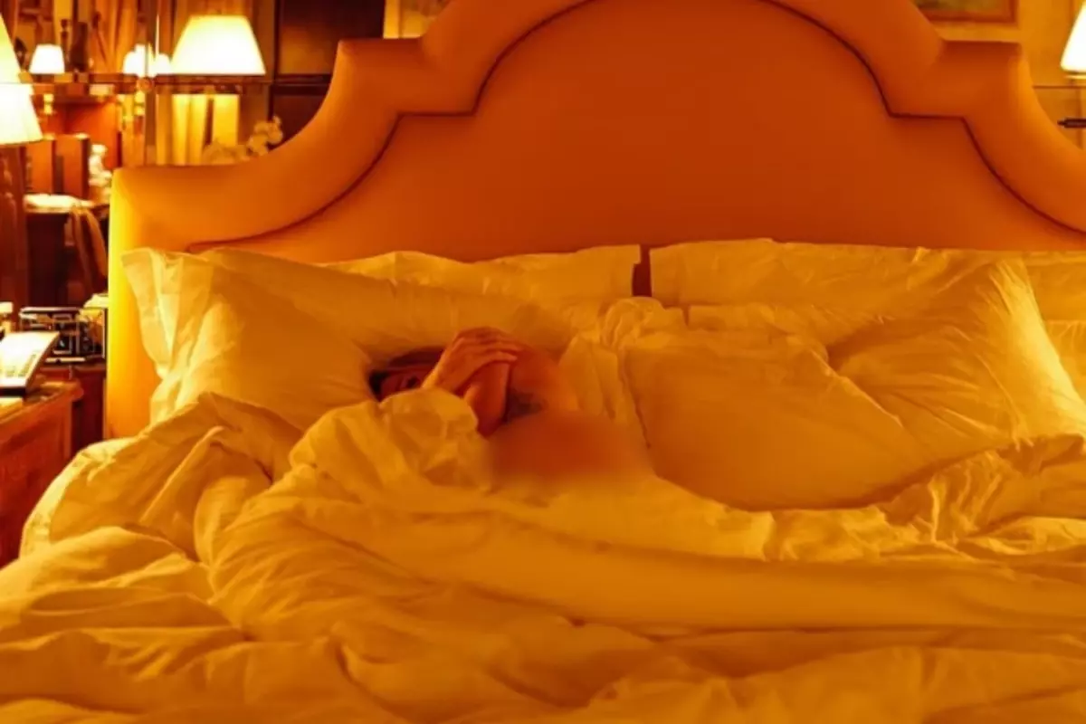 Genç sevgilisi ünlün şarkıcının yatakta çekilmiş çıplak fotoğrafını paylaştı