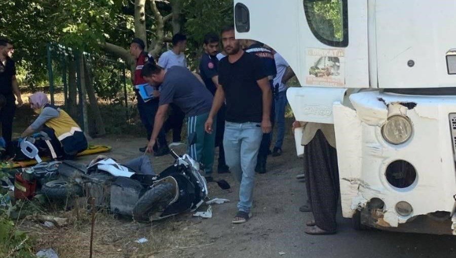 Kamyon ve motosiklet kafa kafaya çarpıştı: 2 ağır yaralı