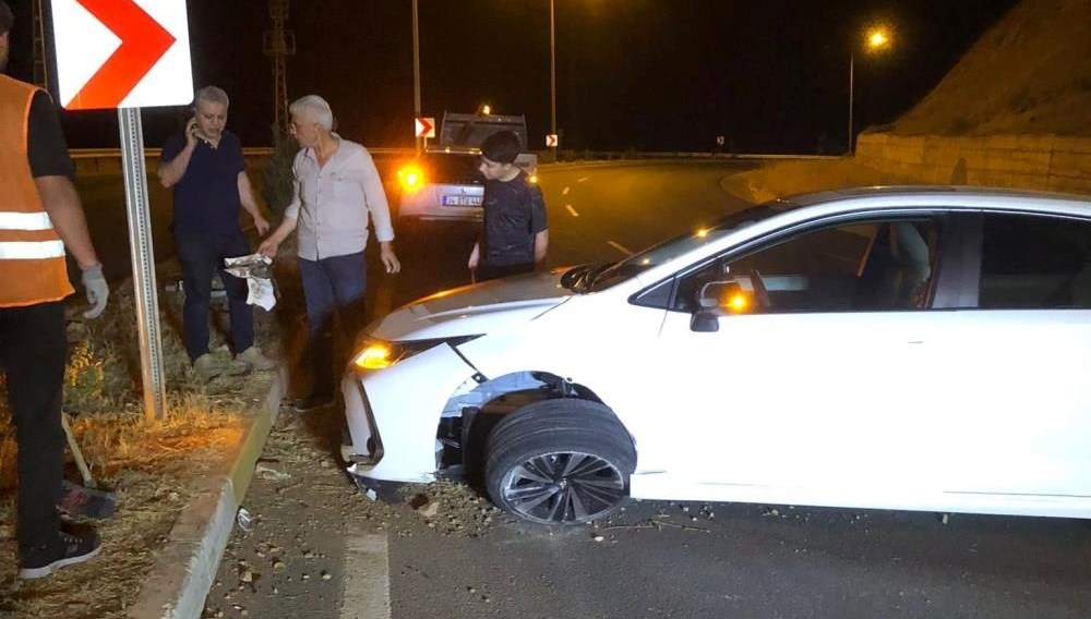 Kontrolden çıktı, direğe çarparak durabildi