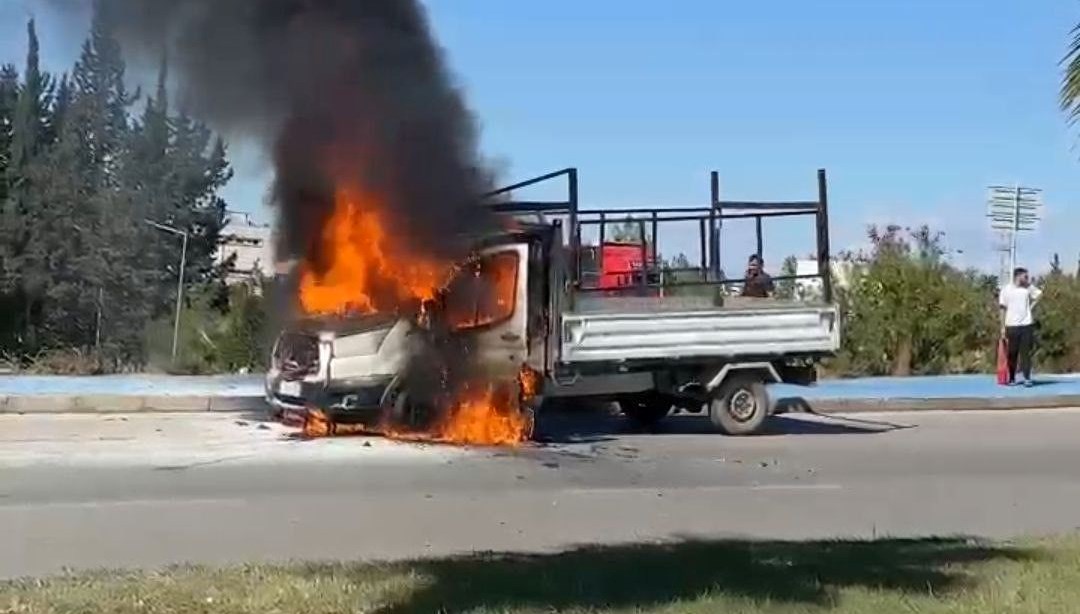 Adana’da kamyonet alev alev yandı