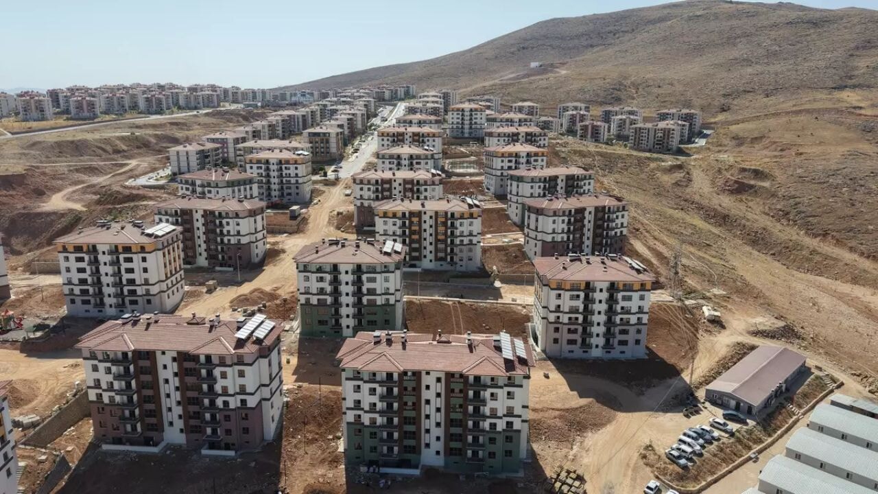 Deprem bölgesinde günde 550 konut yapılıyor