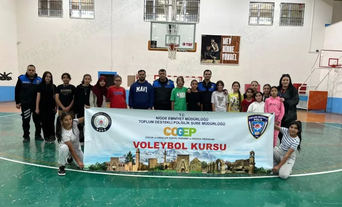 Niğde’de ‘Gençlere Sahip Çıkıyor’ Projesi Kapsamında Voleybol Kursu Açıldı
