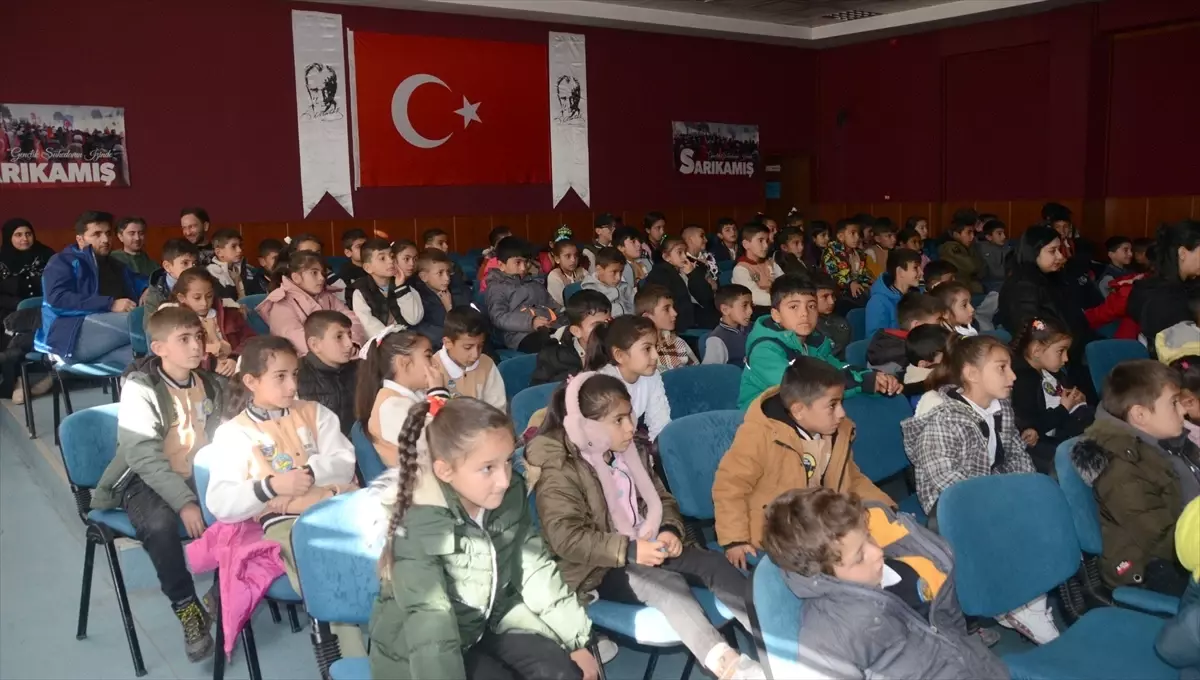 “Akıllı Tavşan Momo ve Orman Dostları” tiyatro oyunu Kars’ta çocuklarla buluştu