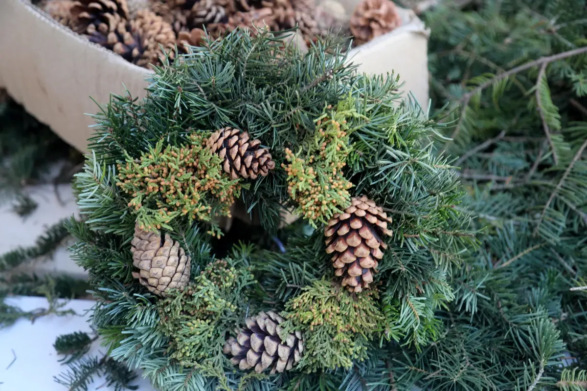 Antalya’nın Kadınları Noel Çelenkleri Üretiyor