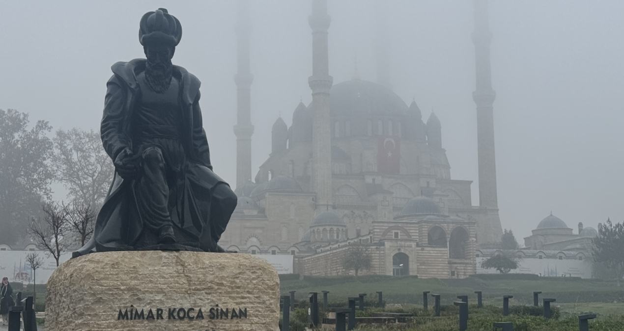 Edirne’yi sis bürüdü! Görüş mesafesi 50 metrenin altına düştü