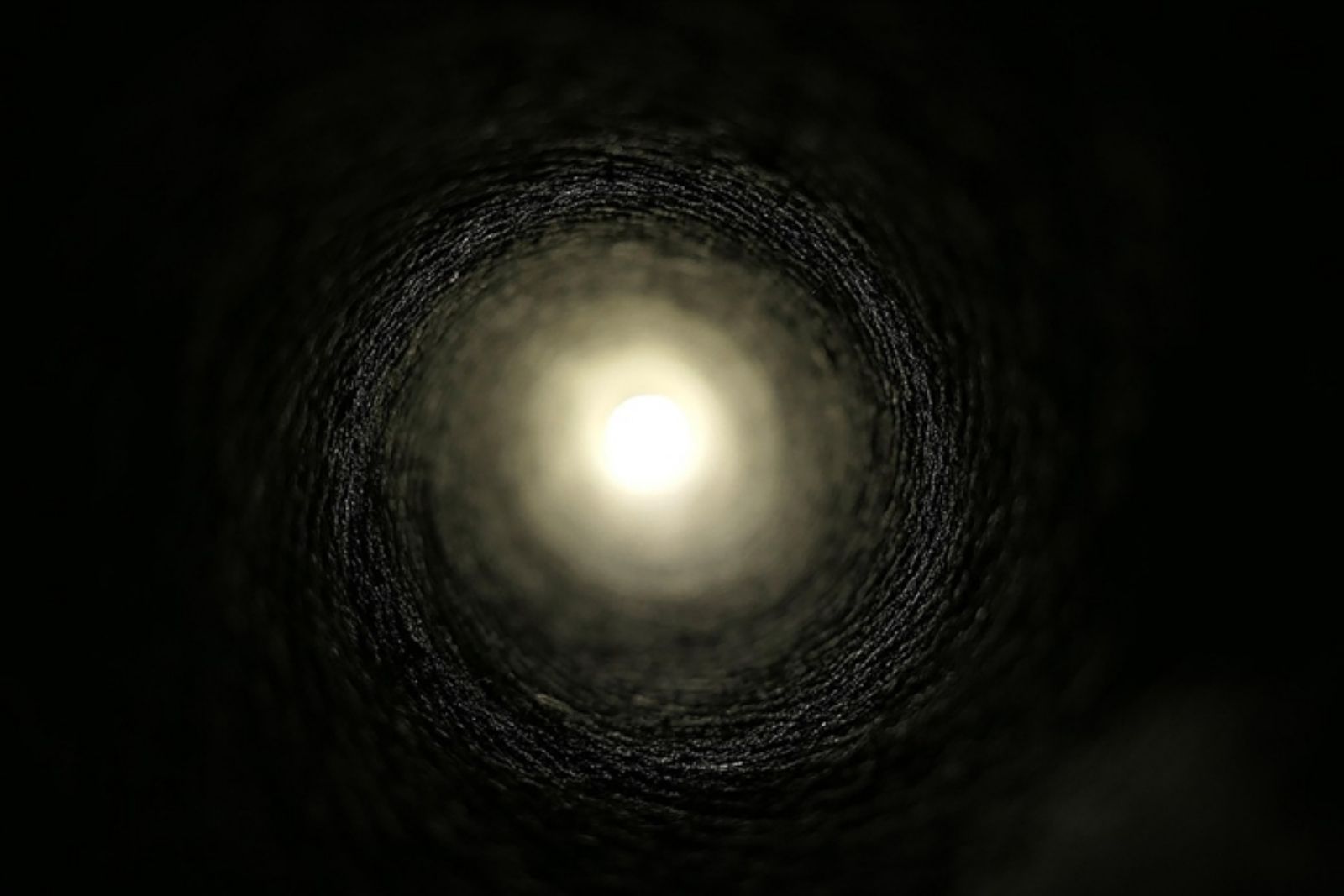 Gökbilimciler evrenin ilk dönemlerinde oluşan kara delik keşfetti