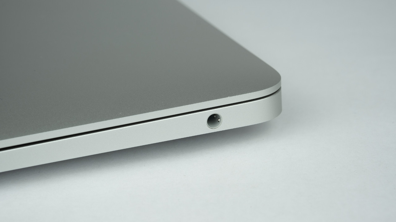 iPhone ve iPad’den kaldırılan kulaklık girişi, MacBook’ta neden halen var?