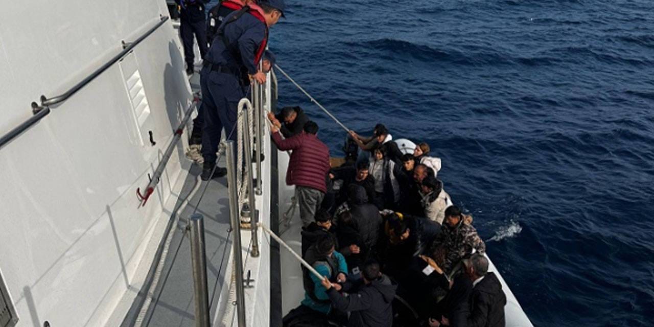 İzmir açıklarında 24 kaçak göçmen kurtarıldı