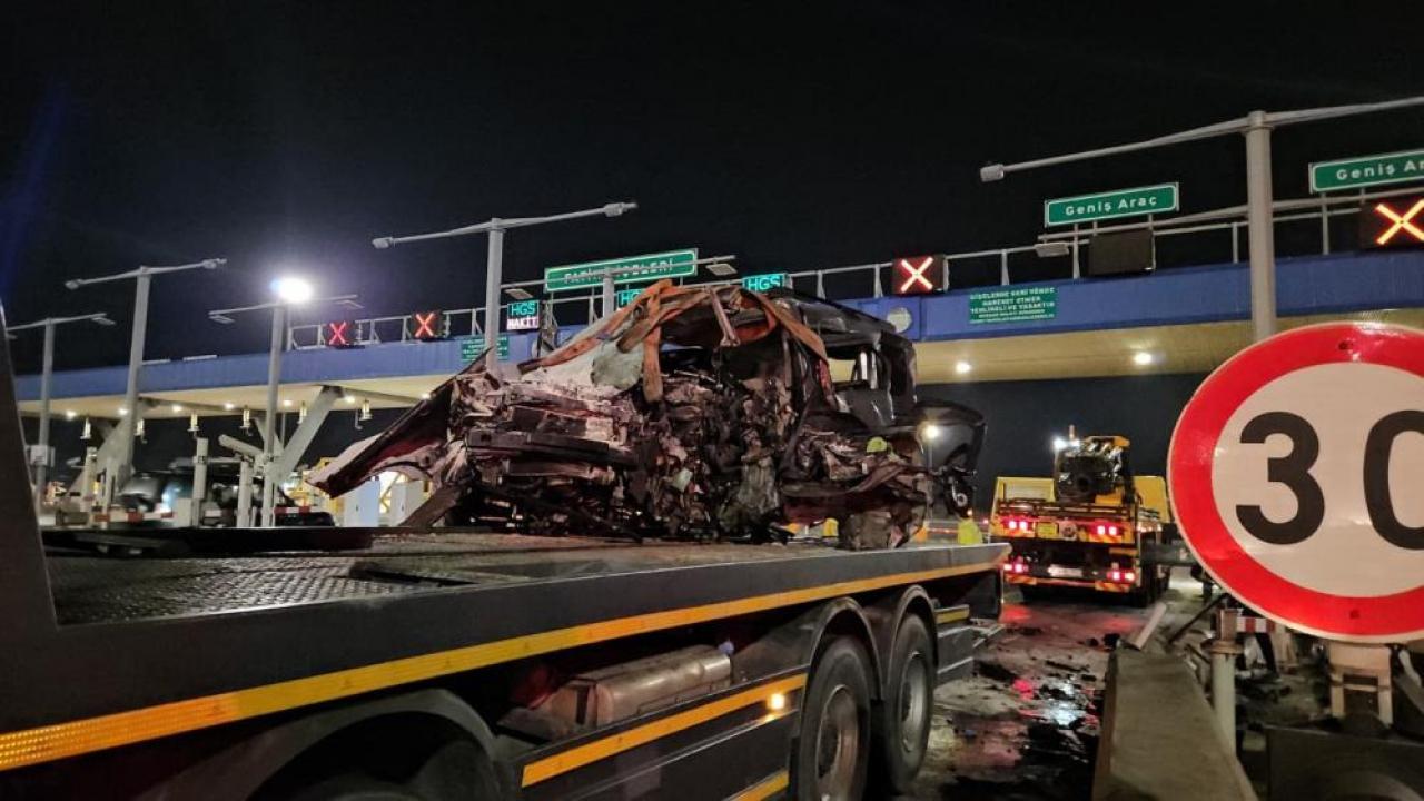 Kuzey Marmara Otoyolu’nda otomobil gişeye girdi