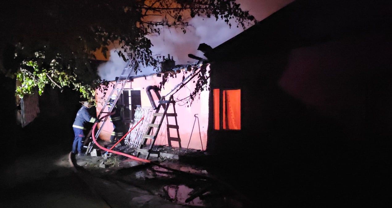 Müstakil evde çıkan yangında mahsur kalan 2’si çocuk 4 kişi kurtarıldı