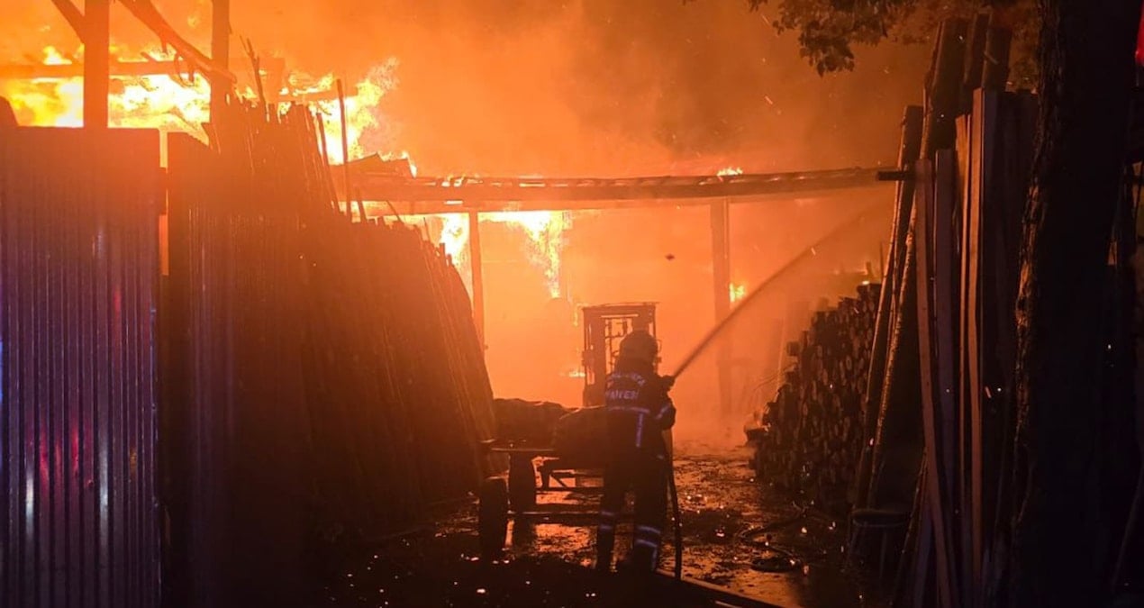 Şanlıurfa’da marangoz atölyesinde yangın çıktı! Alevlerin arasında kalan güvercinler kurtarıldı