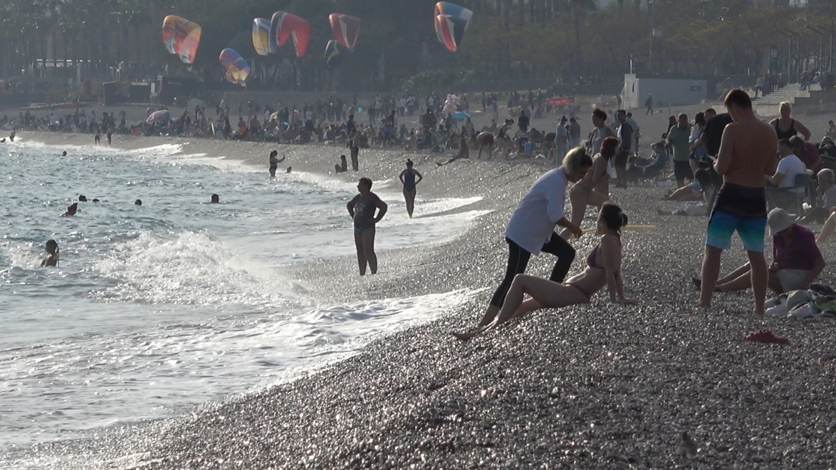 Türkiye soğukla mücadele ederken Antalya’nın Konyaaltı sahili hala yazı yaşıyor