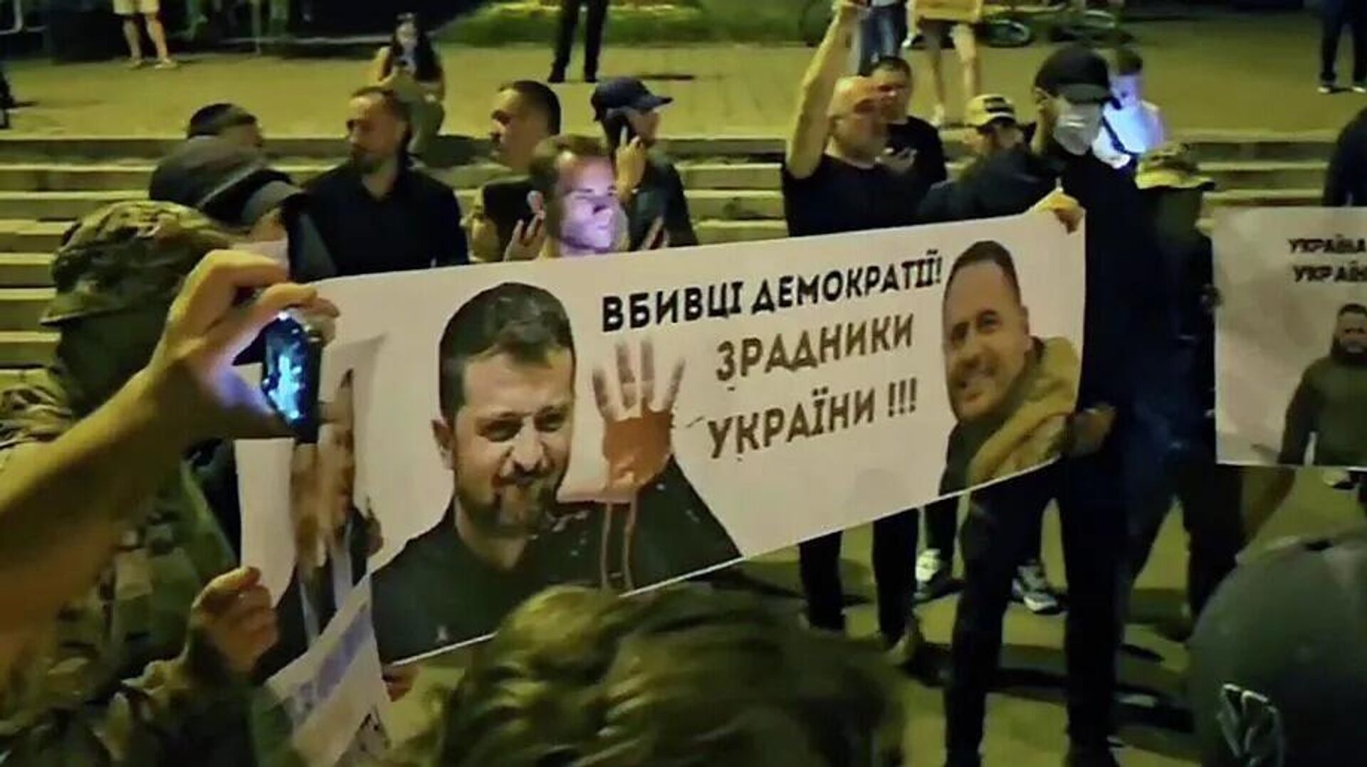 Uluslararası gözlemci Ukrayna’daki yolsuzluğu değerlendirdi: Zelenskiy’nin yakın çevresi sürekli skandallarda anılıyor