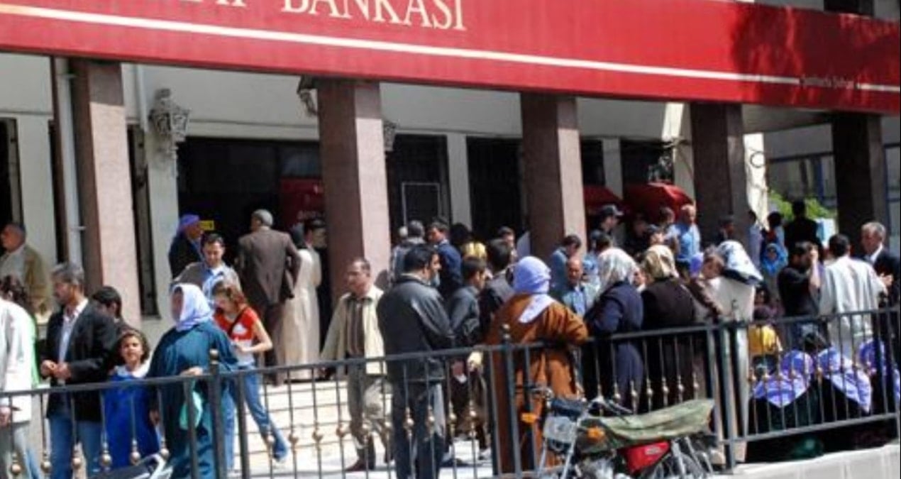 Vatandaş bankalara akın etti: Sistem kilitlendi