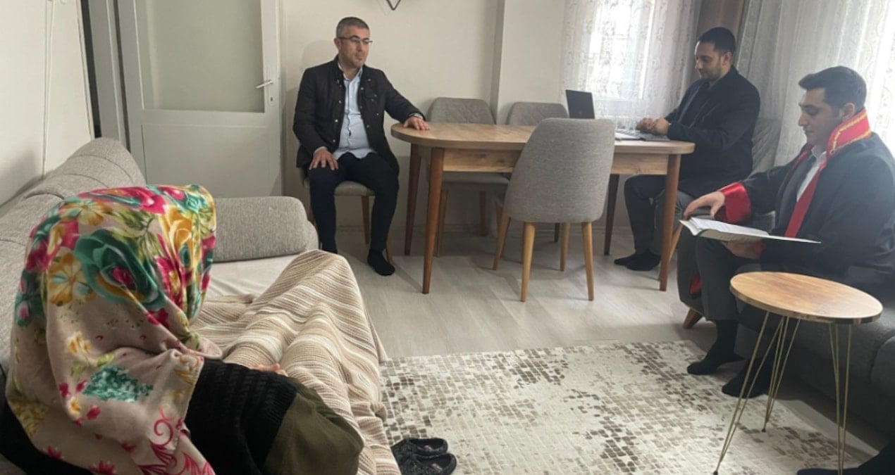 Evin salonu adliye oldu: Hakim ayakkabılarını çıkarıp kararı okudu