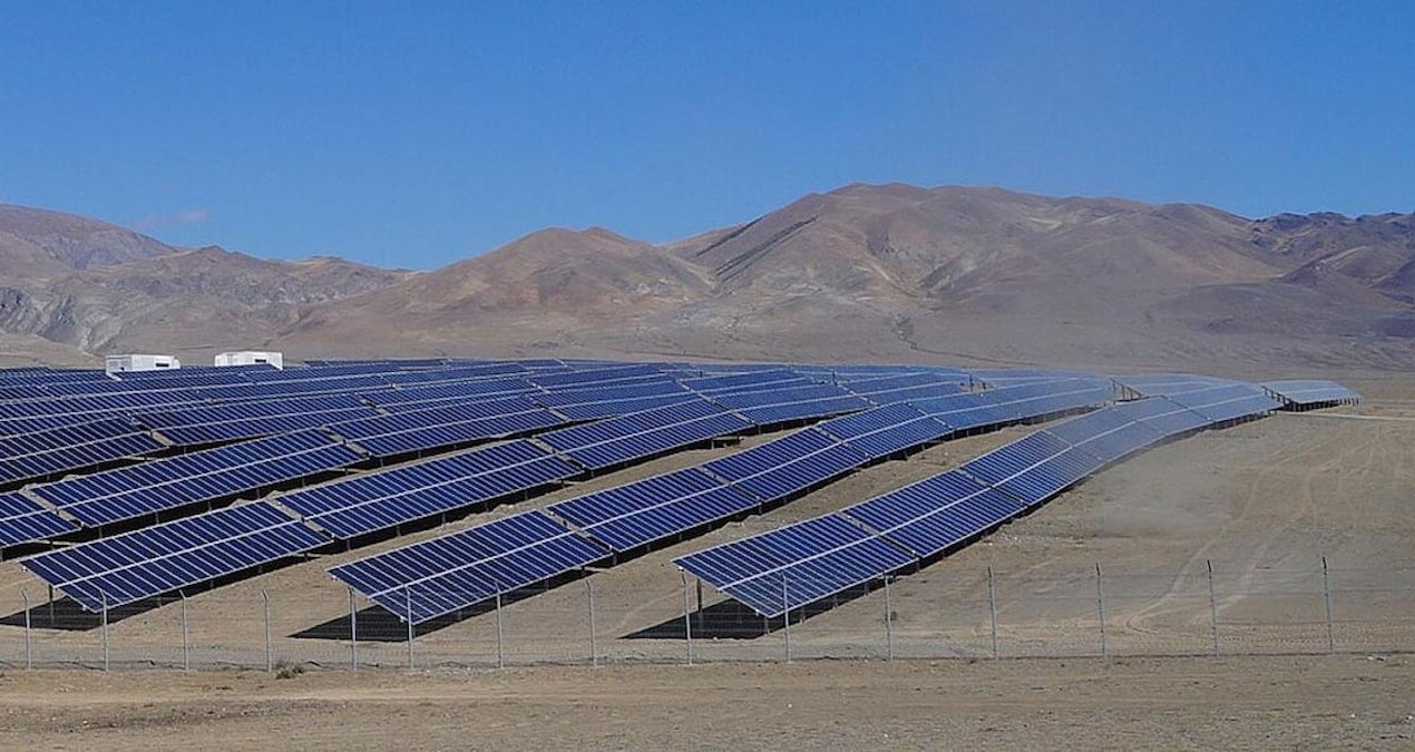 Güneş enerjisi santrali dev çölü uyandırdı