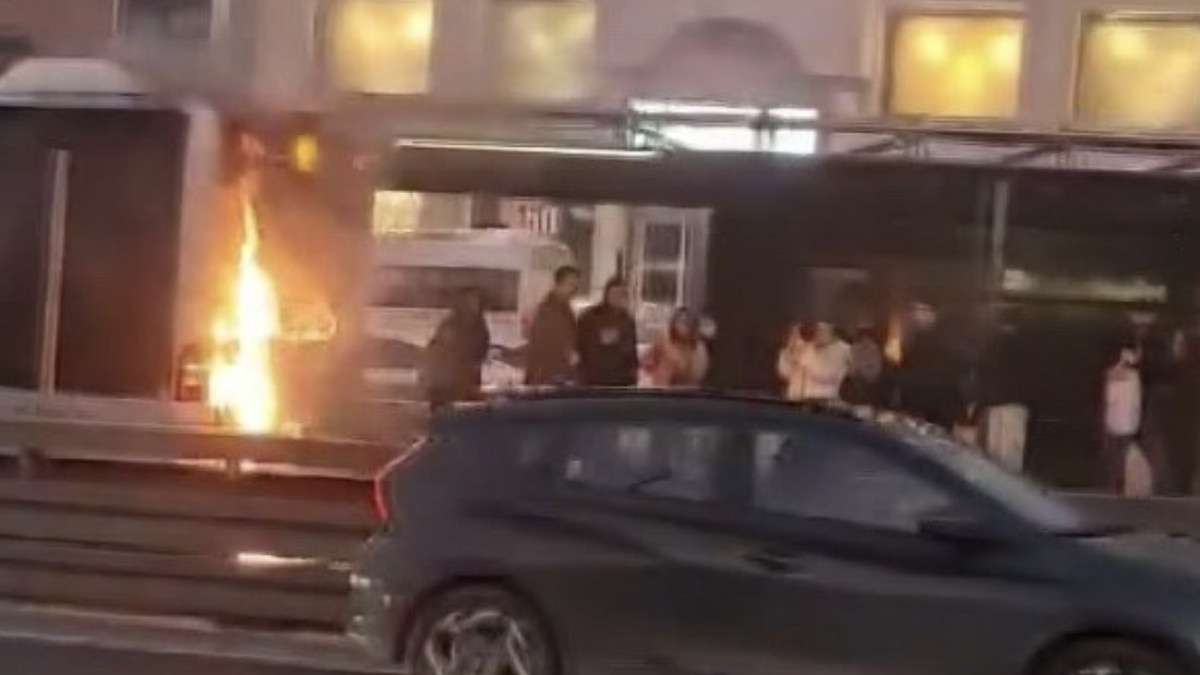 Küçükçekmece’de metrobüsün motor kısmında yangın çıktı