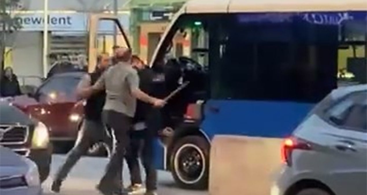 Trafikte sopalı kavga anbean kamerada