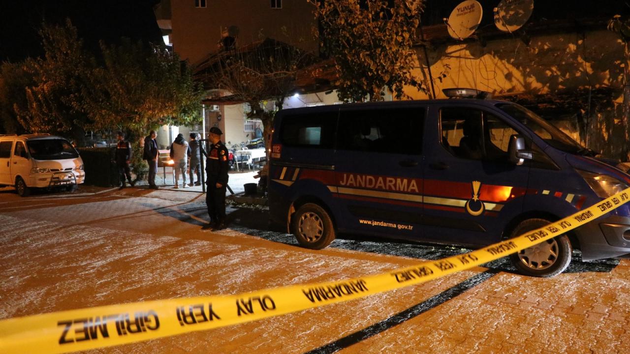 Tüfekle oynarken kız arkadaşını öldürdü