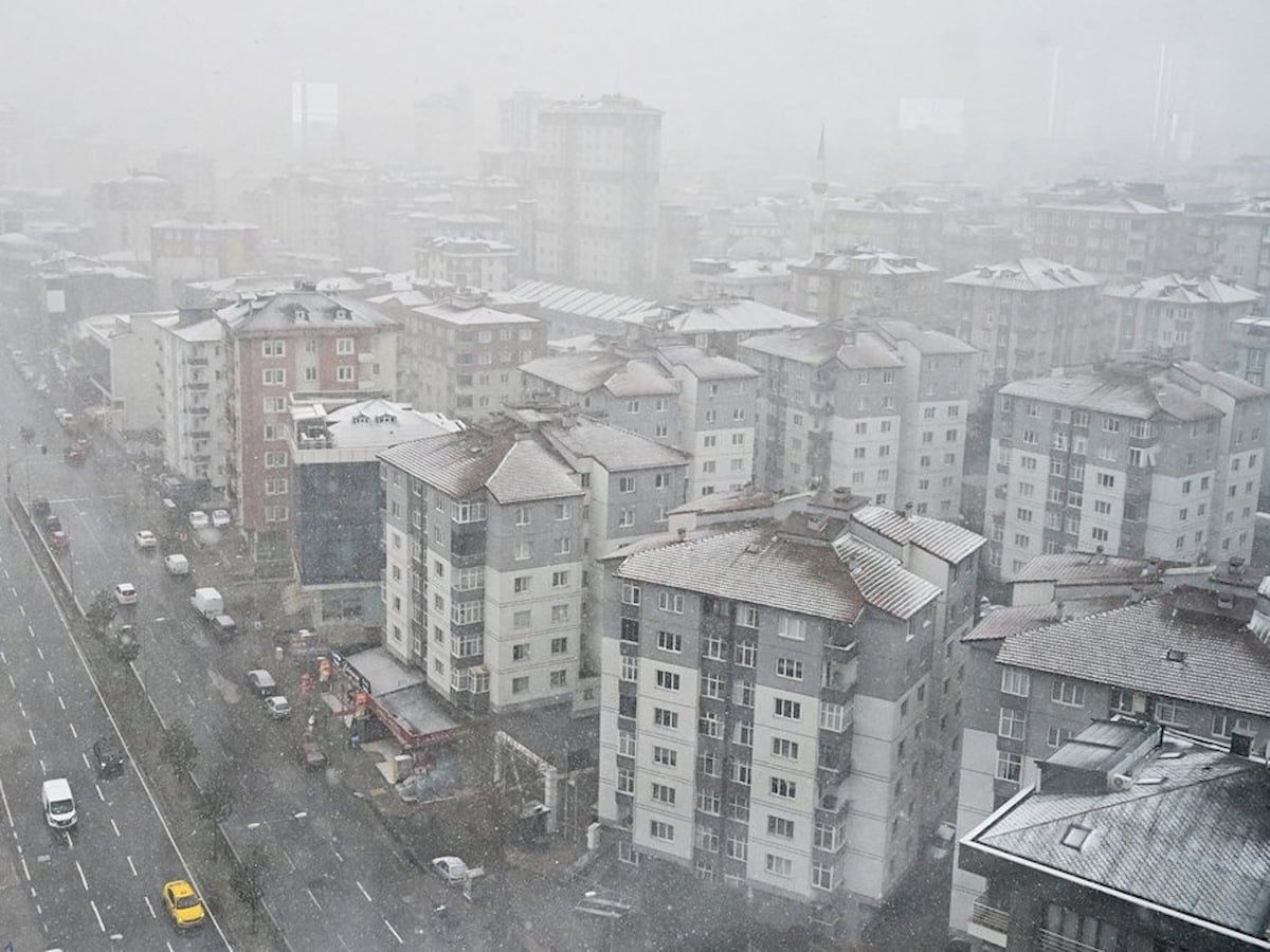 İstanbul güne beyaz manzarayla uyandı: Soğuk hava etkisini artırıyor