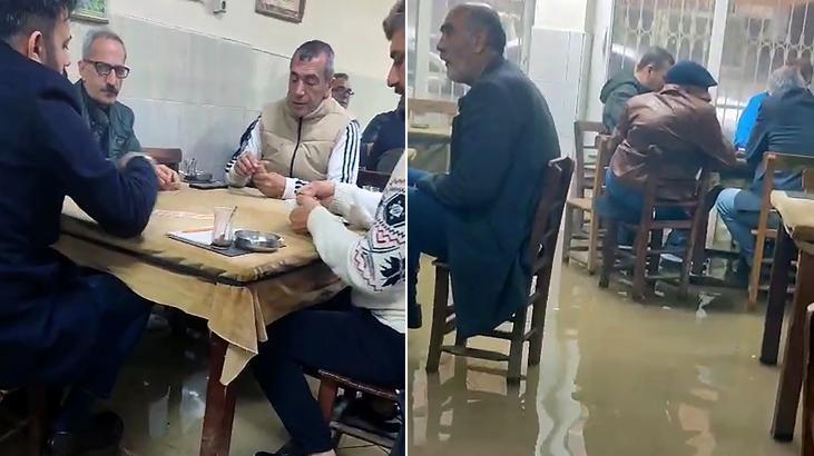 Su baskını bile onları durduramadı! Adana’da bir kıraathanede çekilen görüntüler pes dedirtti