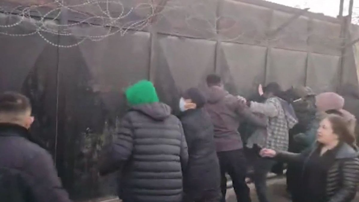 Terör örgütü PKK/YPG destekçileri ABD üssüne saldırdı