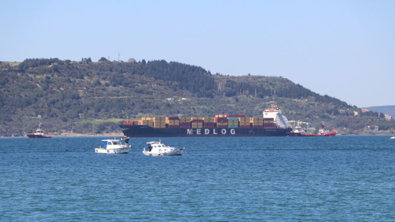 canakkale-bogazinda-konteyner-gemisi-ariza-yapti-z5FiF1Is