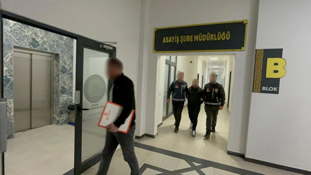 kocaeliden-caldigi-pikapla-manisaya-kacmisti-sahte-kimlik-oyunu-otelde-bozuldu-Ouz2sWMr