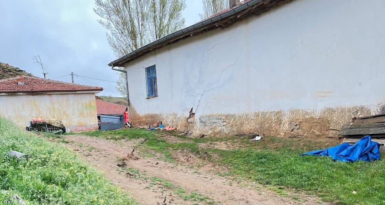 Şiddetli Yağış Sonrası Derekışla Köyü’nde Çatlaklar Oluştu